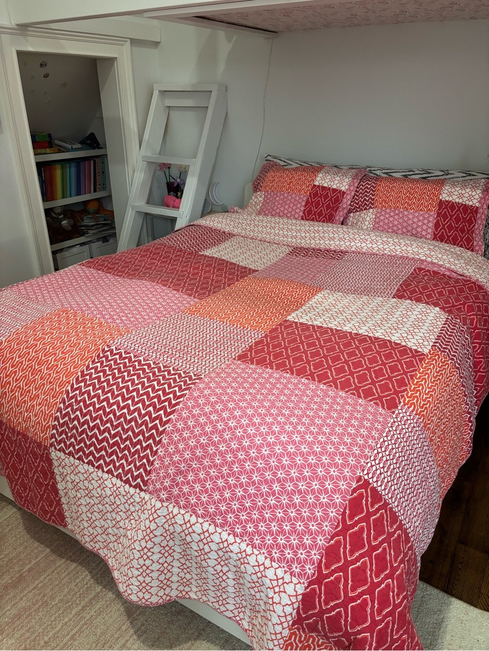 Pink and Red Patchwork Quilt Comforter Set - Elegant Geometric Design